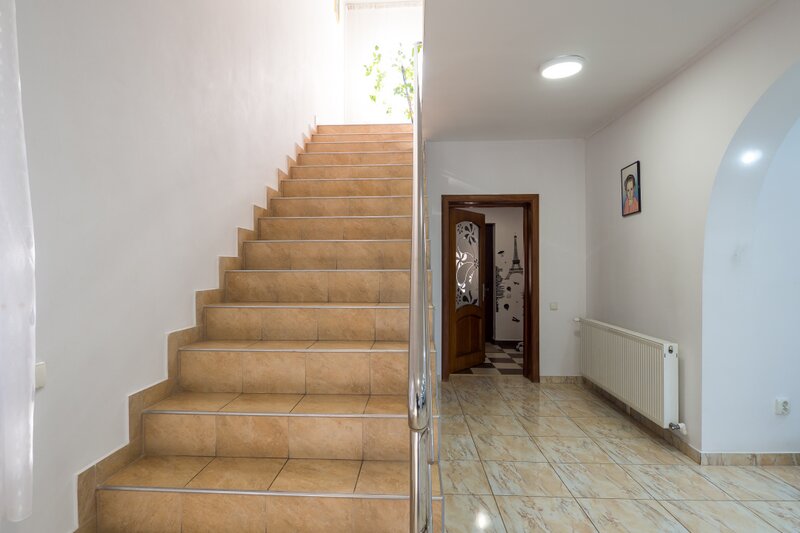 Afumati, vila individuala 7 camere rezidentiala sau HoReCa, curte 608mp